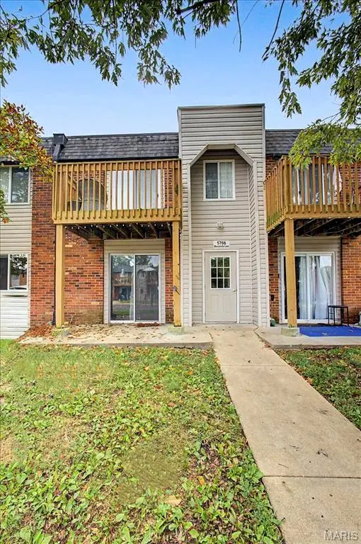 5766 Westphalia LN #B, Oakville, MO 63129