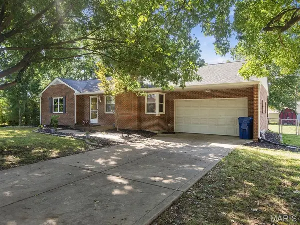 10012 Carolynne DR, St Louis, MO 63128