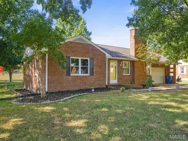 10012 Carolynne DR, St Louis, MO 63128