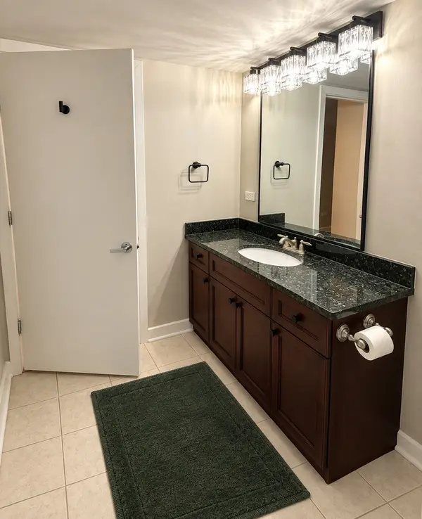 2 S Leavitt ST #308, Chicago, IL 60612
