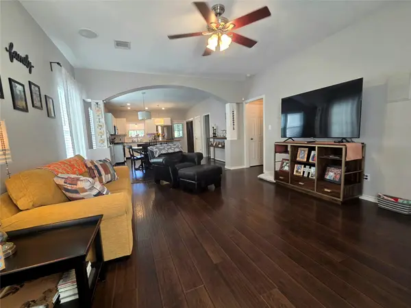 1704 S College ST, Georgetown, TX 78626