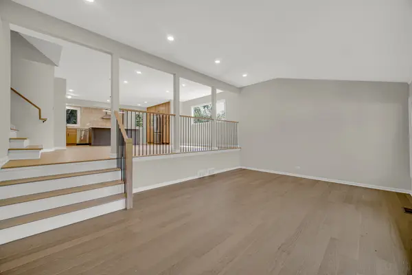 1831 N Rolling LN, Arlington Heights, IL 60004