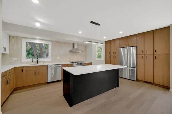 1831 N Rolling LN, Arlington Heights, IL 60004