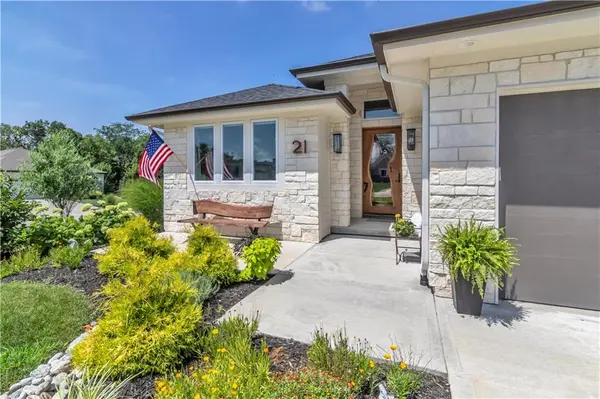21 Bison Falls CIR, Lake Winnebago, MO 64034