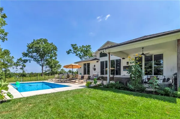 21 Bison Falls CIR, Lake Winnebago, MO 64034