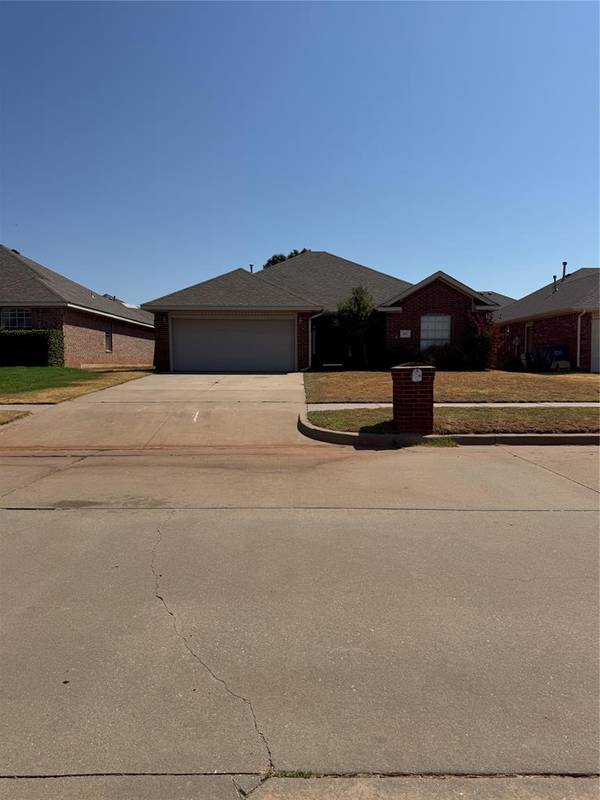 400 S Castle Ridge LN, Mustang, OK 73064