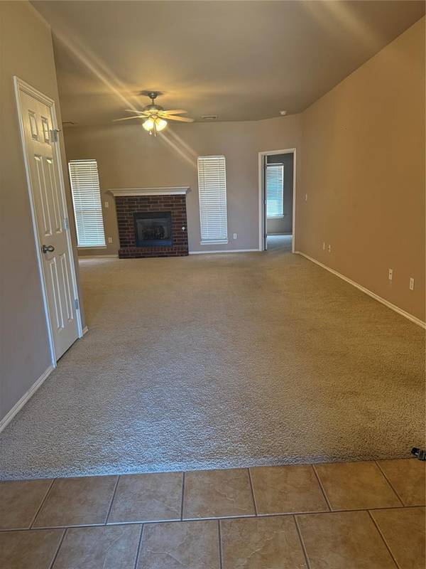 400 S Castle Ridge LN, Mustang, OK 73064