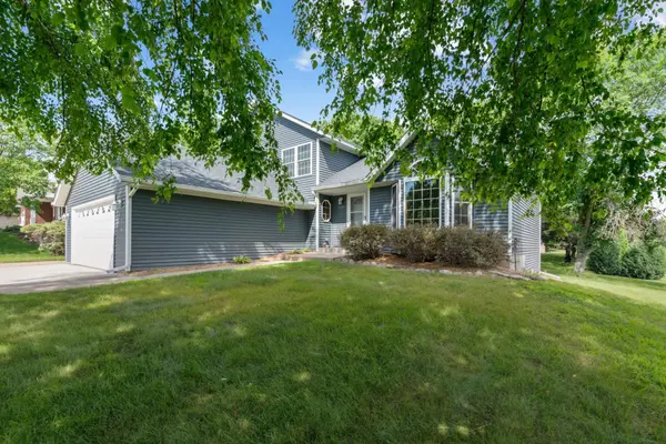 1120 Overlook DR, Chaska, MN 55318