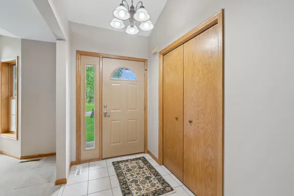 1120 Overlook DR, Chaska, MN 55318