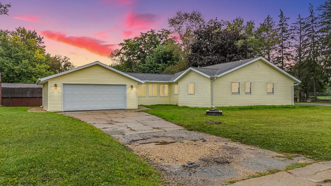 1004 WERNER ALLEN RD, New London, WI 54961
