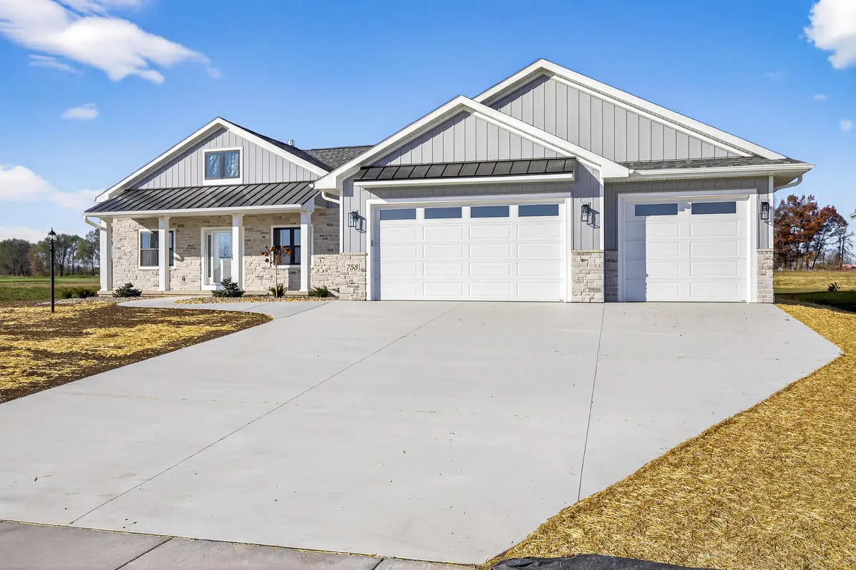 758 ROYAL ST PATS DR, Wrightstown, WI 54180