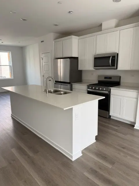 2226 Lakeshore DR #2226, Schaumburg, IL 60173