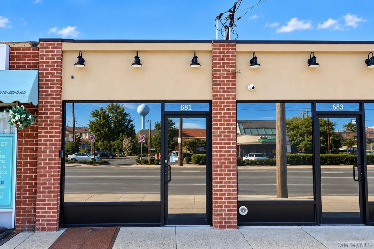 681 Hempstead Tpke, Franklin Square, NY 11010