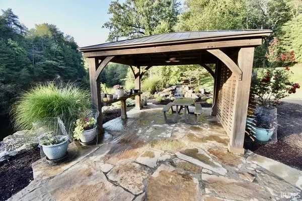 1644 Hunsaker RD, Boonville, IN 47601
