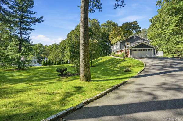 63 Bankside DR, Centerport, NY 11721