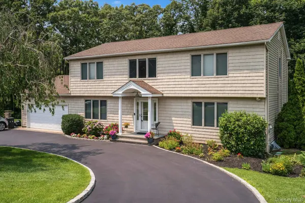 41 Cedar Ridge LN, Dix Hills, NY 11746