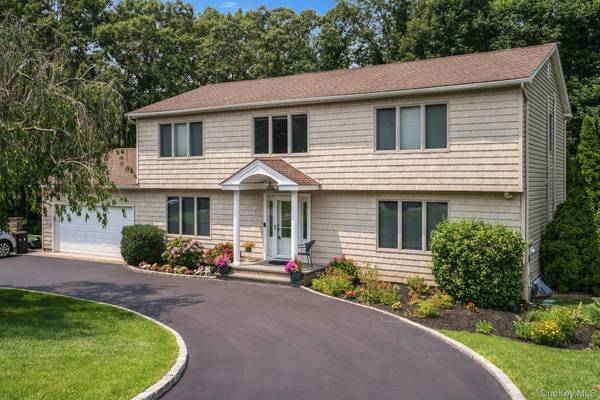 41 Cedar Ridge LN, Dix Hills, NY 11746