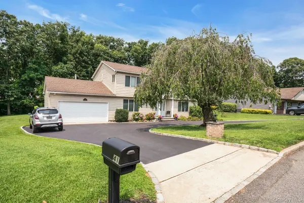 41 Cedar Ridge LN, Dix Hills, NY 11746
