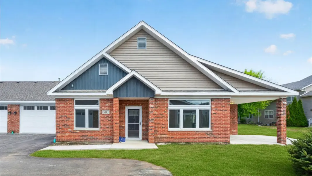 570 Stearn DR #570, Genoa, IL 60135