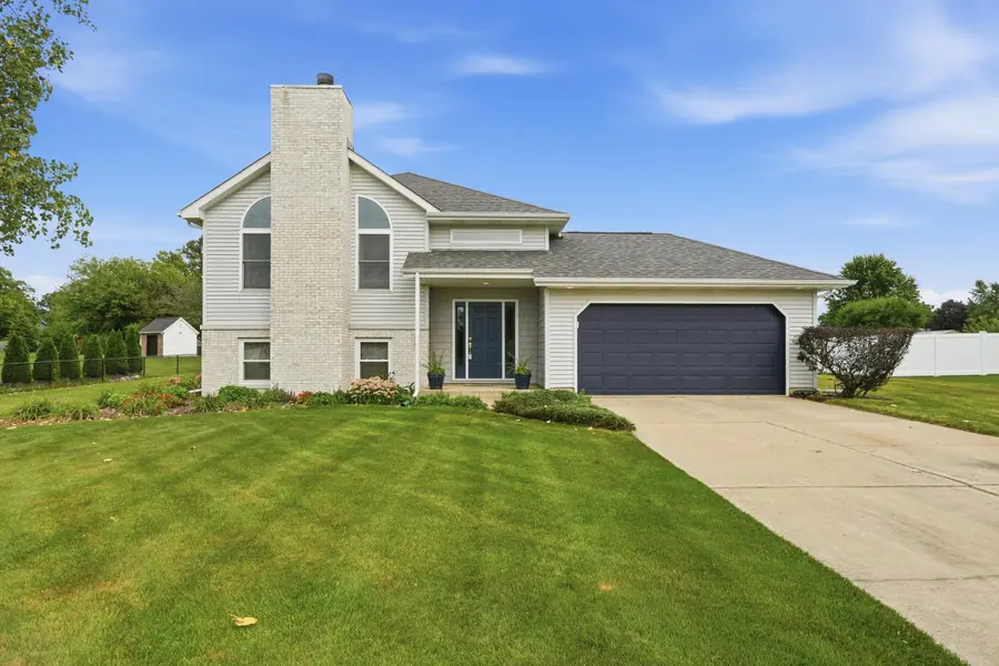 565 Waterford LN, Valparaiso, IN 46385