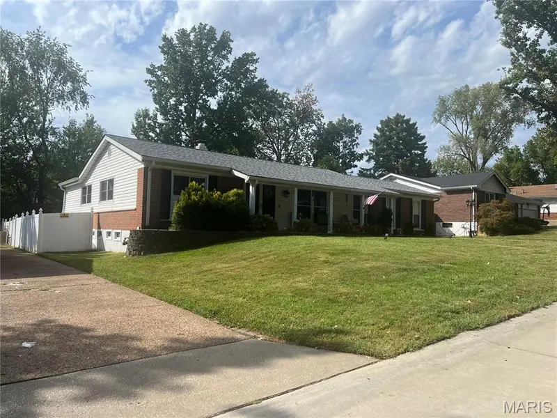 1475 Lisa DR, Florissant, MO 63033