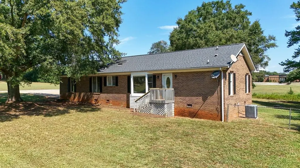 145 Lakeview Dr, Cowpens, SC 29330