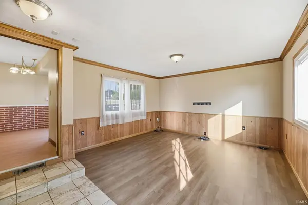 809 Garden LN, South Bend, IN 46619-2549