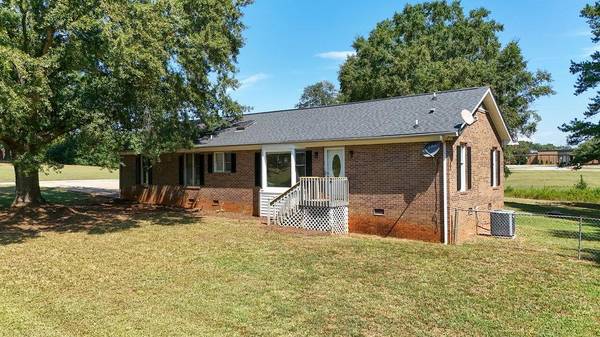 145 Lakeview Dr, Cowpens, SC 29330