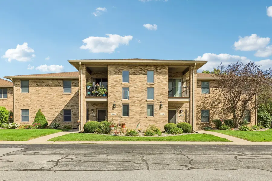 982 Elm DR, Crown Point, IN 46307