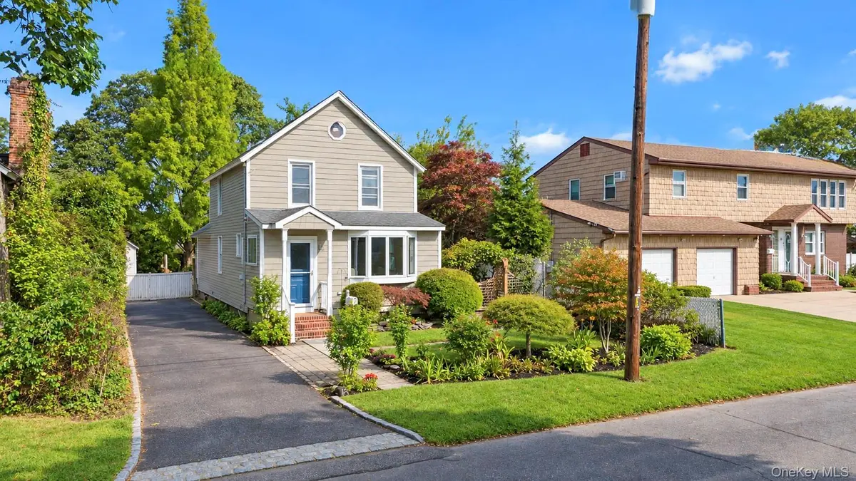 16 Grove ST, Lindenhurst, NY 11757