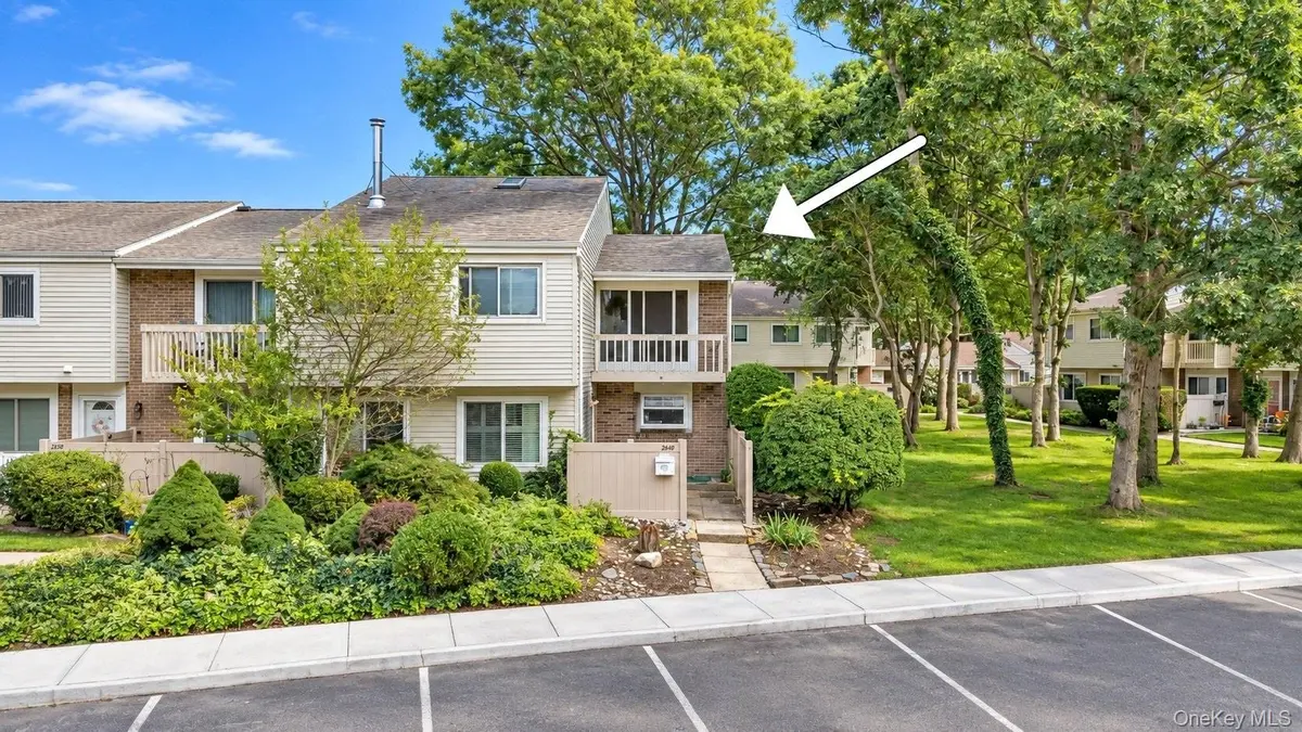 204 Springmeadow DR #M, Holbrook, NY 11741