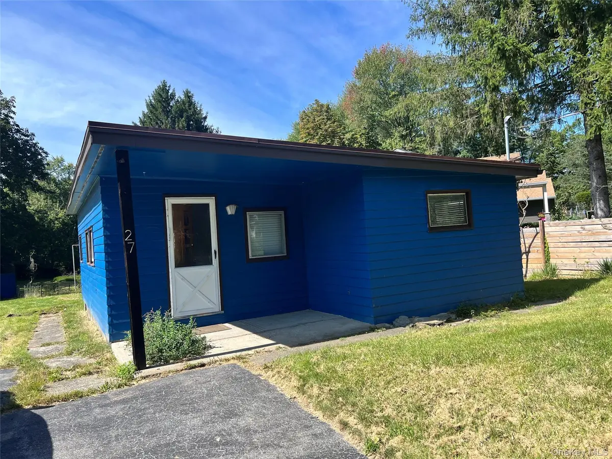 27 E Dorsey LN, Poughkeepsie, NY 12601