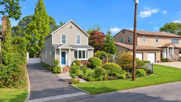 16 Grove ST, Lindenhurst, NY 11757