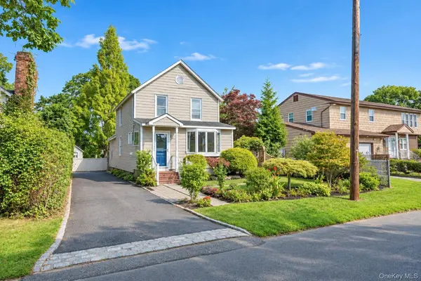 16 Grove ST, Lindenhurst, NY 11757