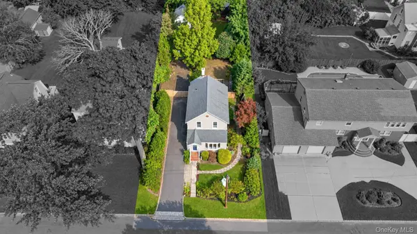 16 Grove ST, Lindenhurst, NY 11757
