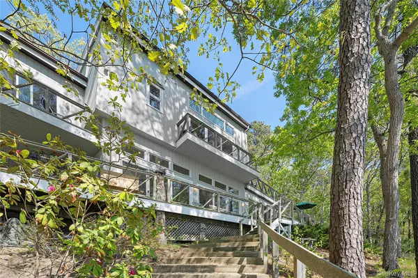 9 Lake View Ct, Southampton, NY 11968