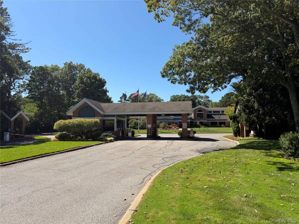 7 Sagaponack CT, Ridge, NY 11961