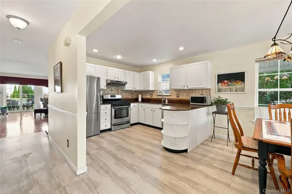 77 Sunburst TER, Central Islip, NY 11722