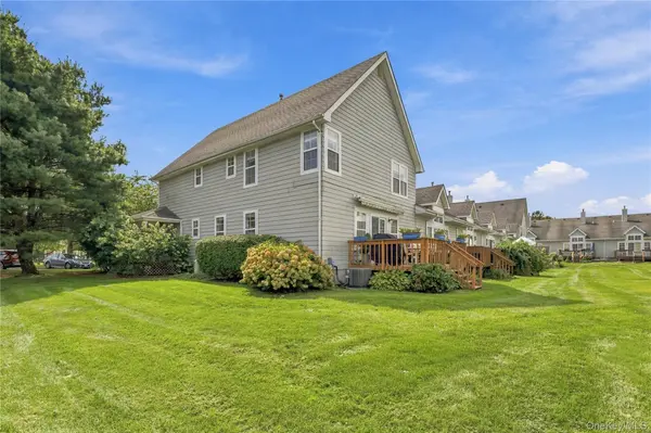 77 Sunburst TER, Central Islip, NY 11722
