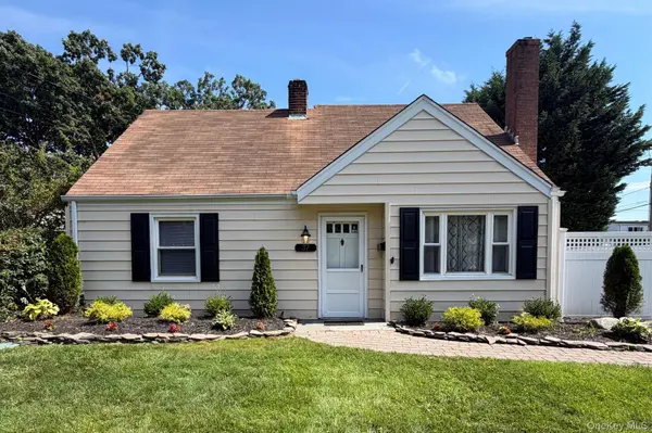 37 Riverside AVE, Massapequa, NY 11758