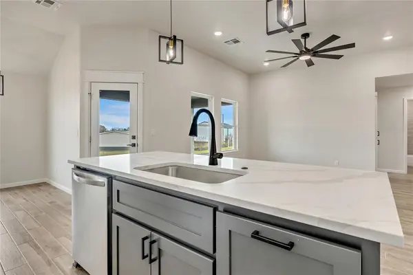 502 Grand Sycamore DR, Washington, OK 73093