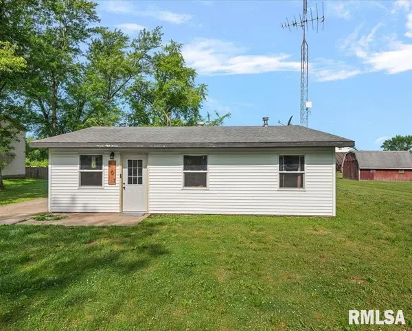 207 Brenda LN, Girard, IL 62640