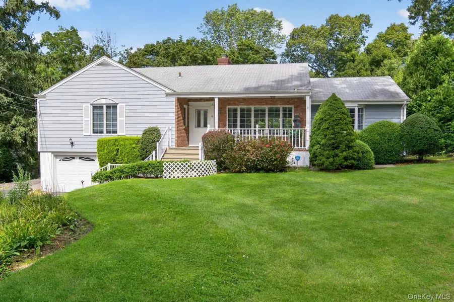 4 Woodleaf CT, Cold Spring Harbor, NY 11724