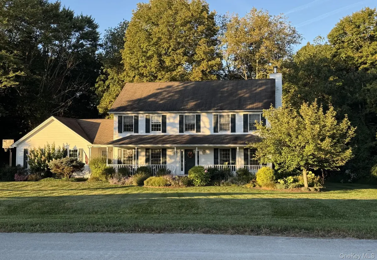 76 Rockledge DR, Pleasant Valley, NY 12569
