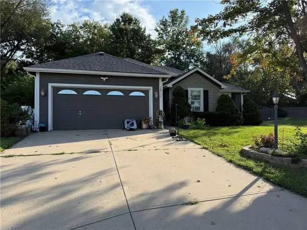 2911 Girard ST, Leavenworth, KS 66048
