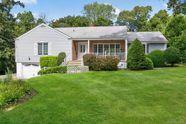 4 Woodleaf CT, Cold Spring Harbor, NY 11724