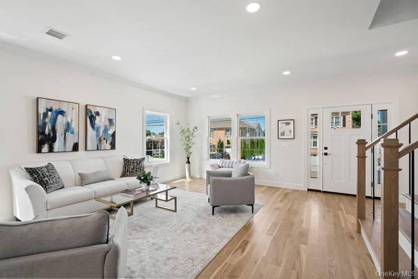 101 Brown ST, Mineola, NY 11501