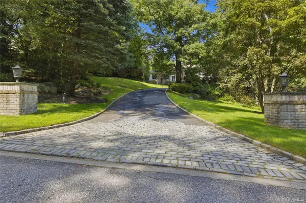 3 White Birch RD, Oyster Bay Cove, NY 11791