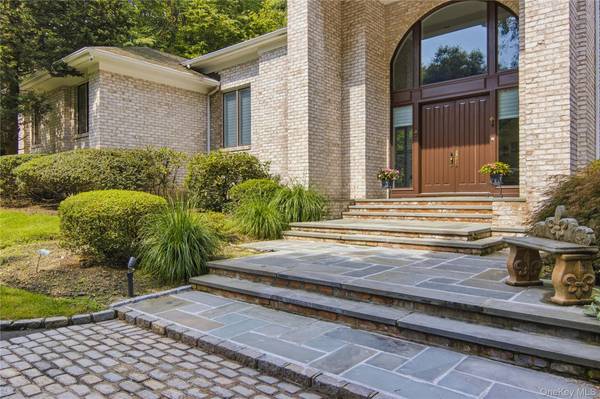 3 White Birch RD, Oyster Bay Cove, NY 11791