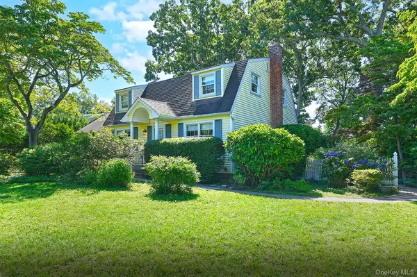 20 Brook LN, Smithtown, NY 11787